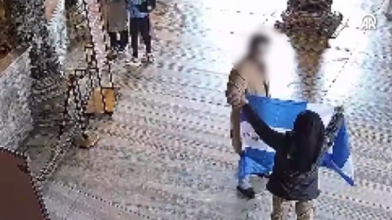 Ayasofya'da dini ve ideolojik içerik taşıyan sembolik bayrak açan 2 şüpheli tutuklandı