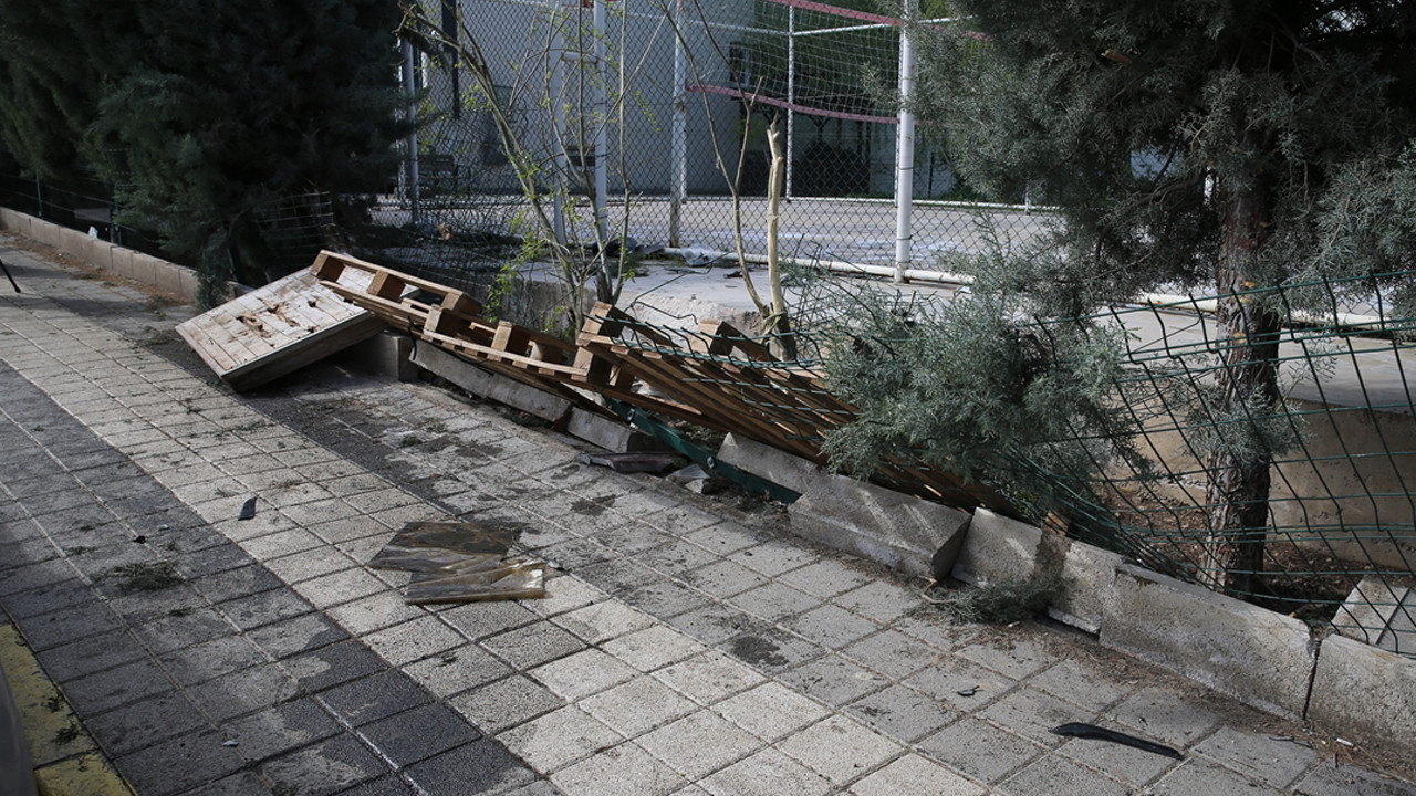 Kaldırımda yürüyen öğrencilere otomobil çarptı