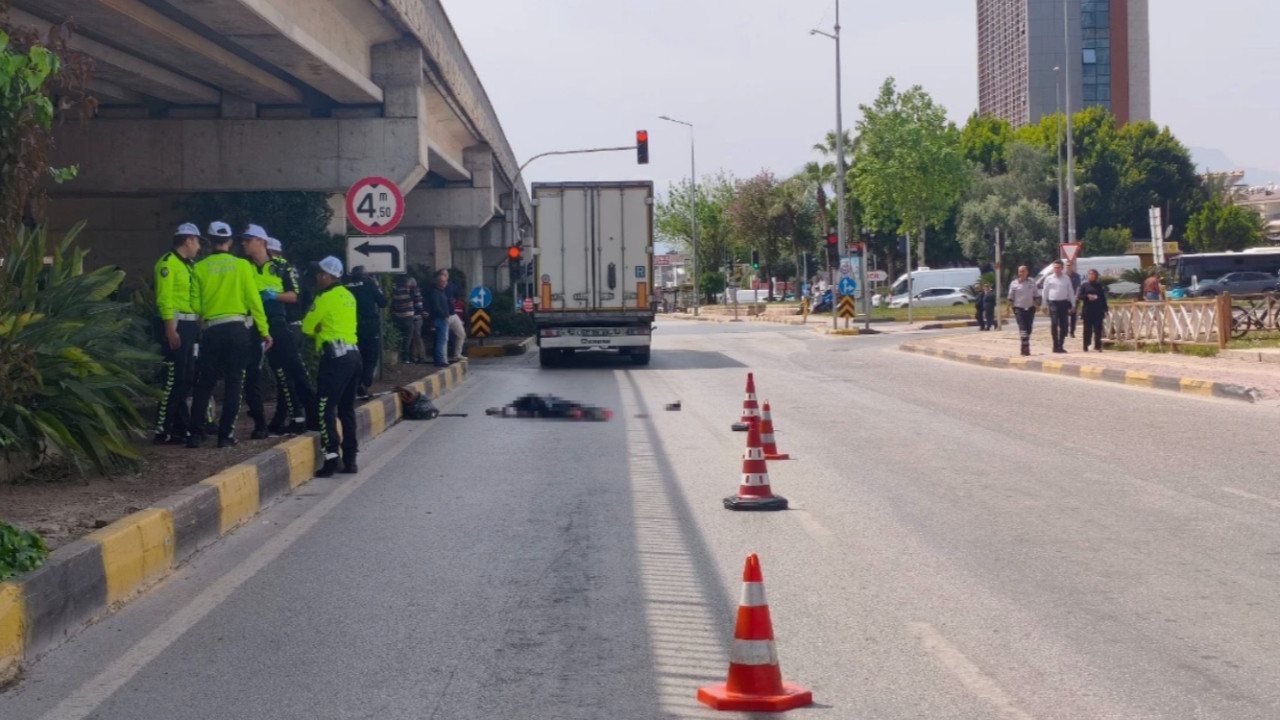 Antalya'da korkunç kaza: Tırın altında kalan kadın hayatını kaybetti