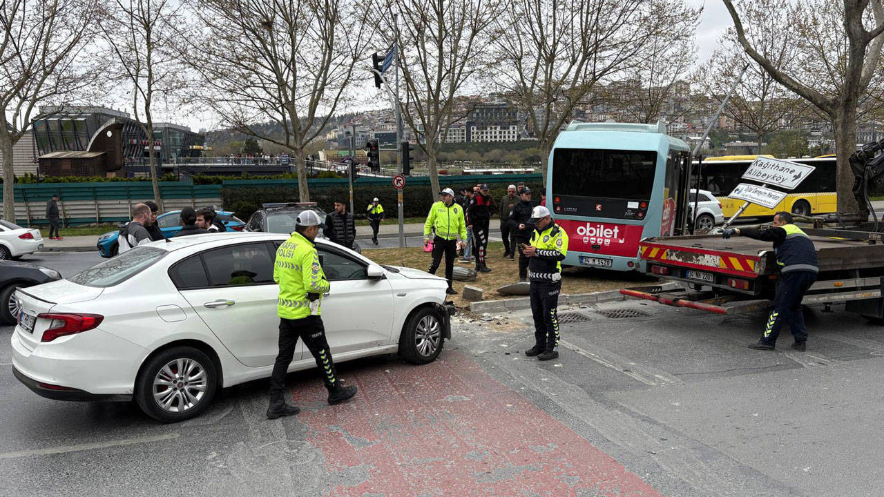 Beyoğlu'nda korkunç kaza! Minibüs ve otomobil çarpıştı: 5 kişi yaralı