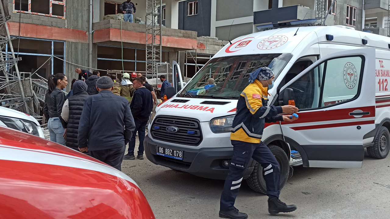 İnşaat iskelesinin çökmesi sonucu 1'i ağır 3 işçi yaralandı