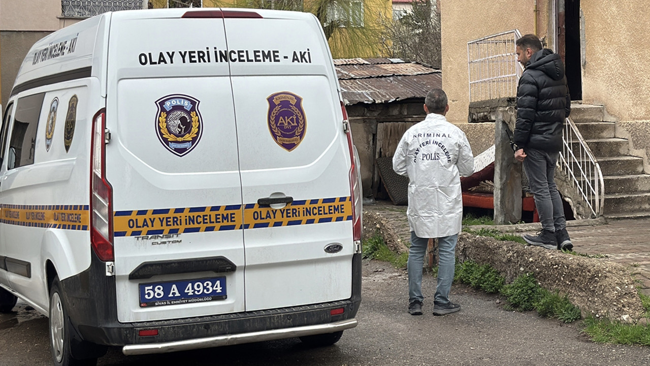 Boşanma aşamasındaki eşini bıçaklayıp evin kapısını kilitledi