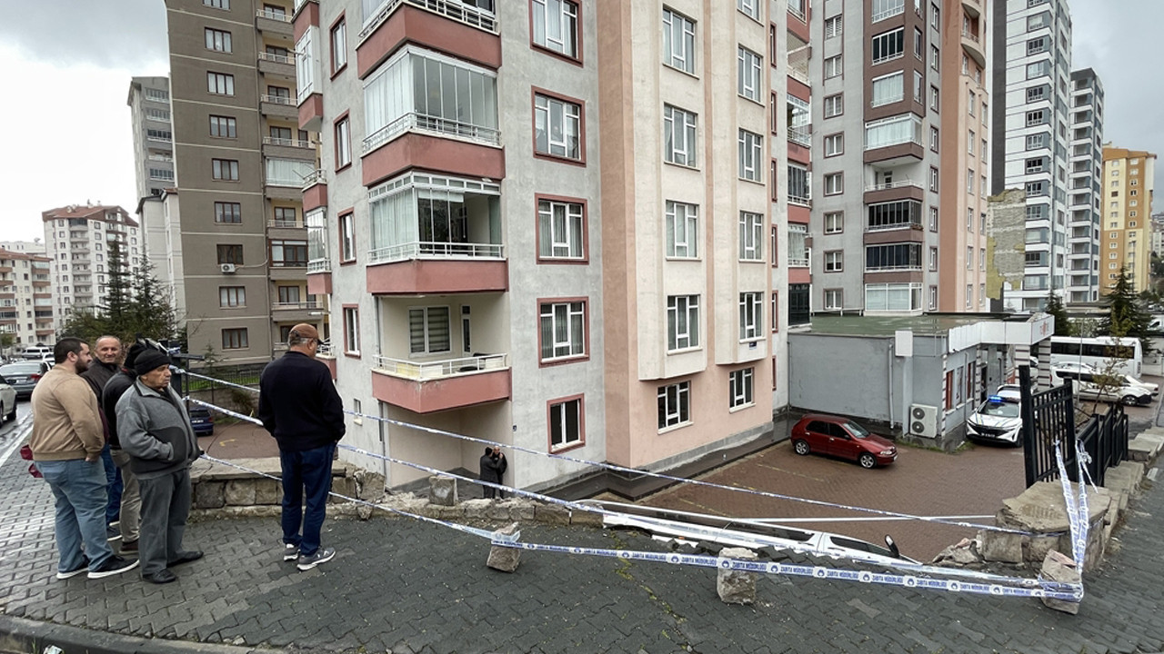 İşçi servisi apartman bahçesine düştü