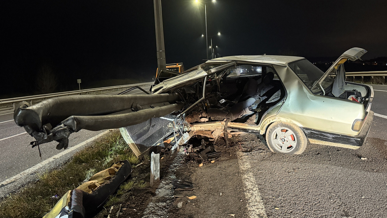 Otomobil bariyere saplandı!