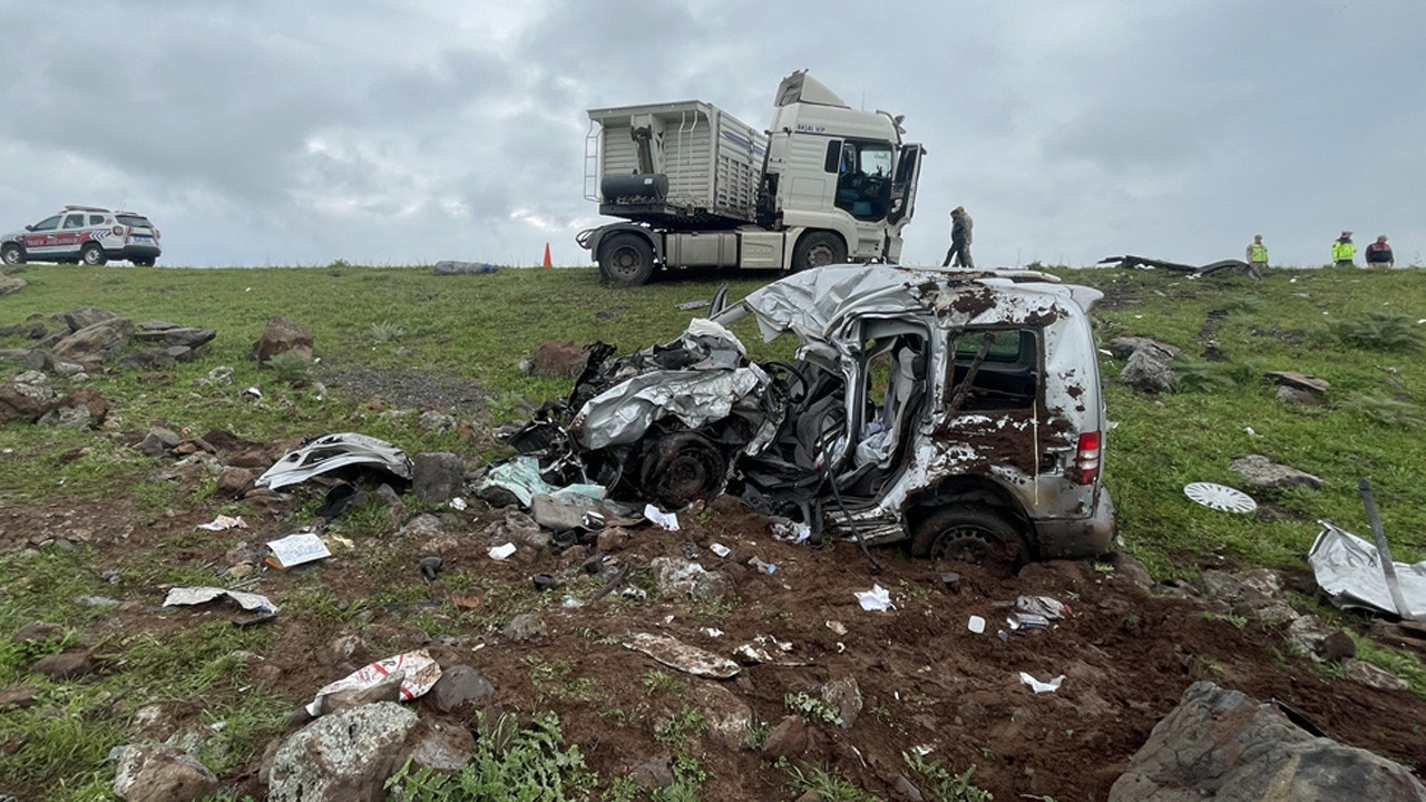 Şanlıurfa'da korkunç kaza! Tır ile çarpışan araçta 2 kişi can verdi
