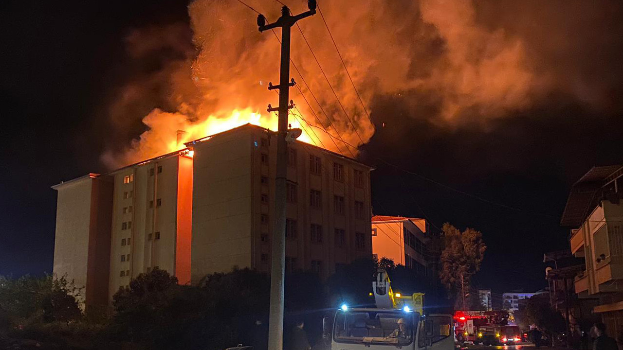 Öğrenci yurdunda yangın paniği! Alevle çatıyı sardı