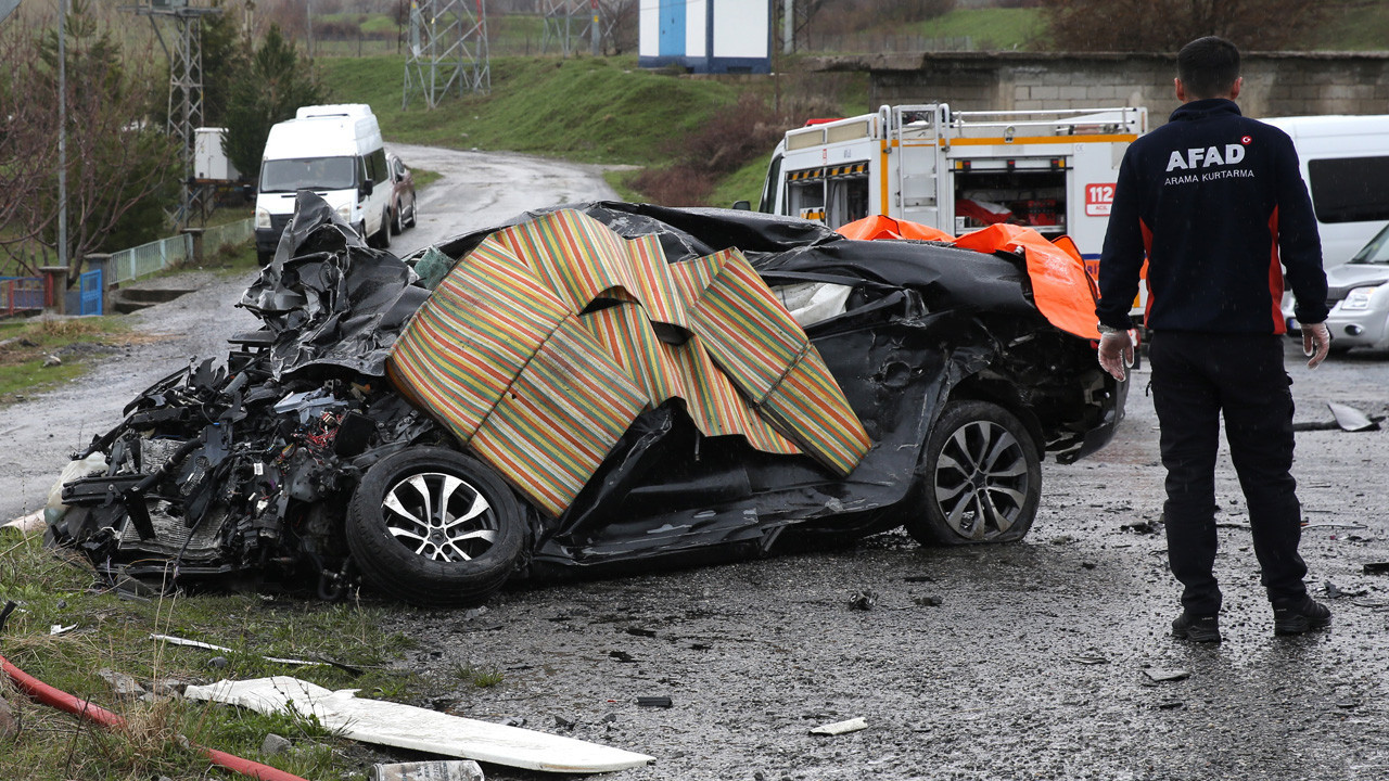 Bitlis'te otomobil ile tır çarpıştı! Feci kazada 2 kişi öldü
