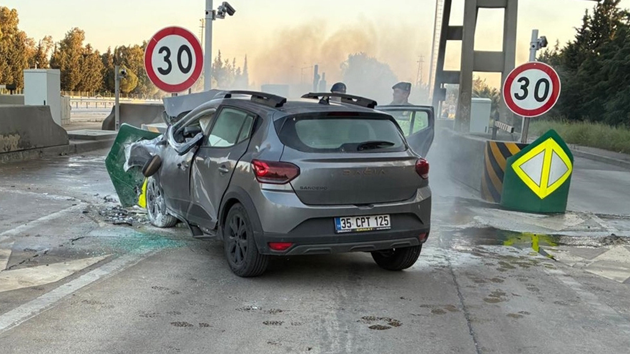 İzmir'de genç doktorun öldüğü kaza kamerada! Gişelere çarpan araç alev aldı