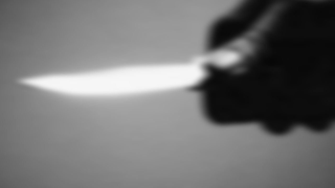 Geliniyle basılan adam oğlunu bıçakladı! Karısı eşyalarını sokağa atıp yaktı