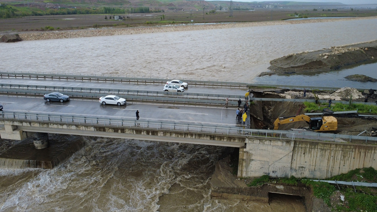 Sağanak nedeniyle çöktü! Yol çift taraflı trafiğe kapatıldı
