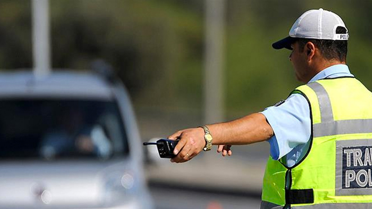 Yolcu otobüsünün önünü aracıyla kesti cezayı yedi