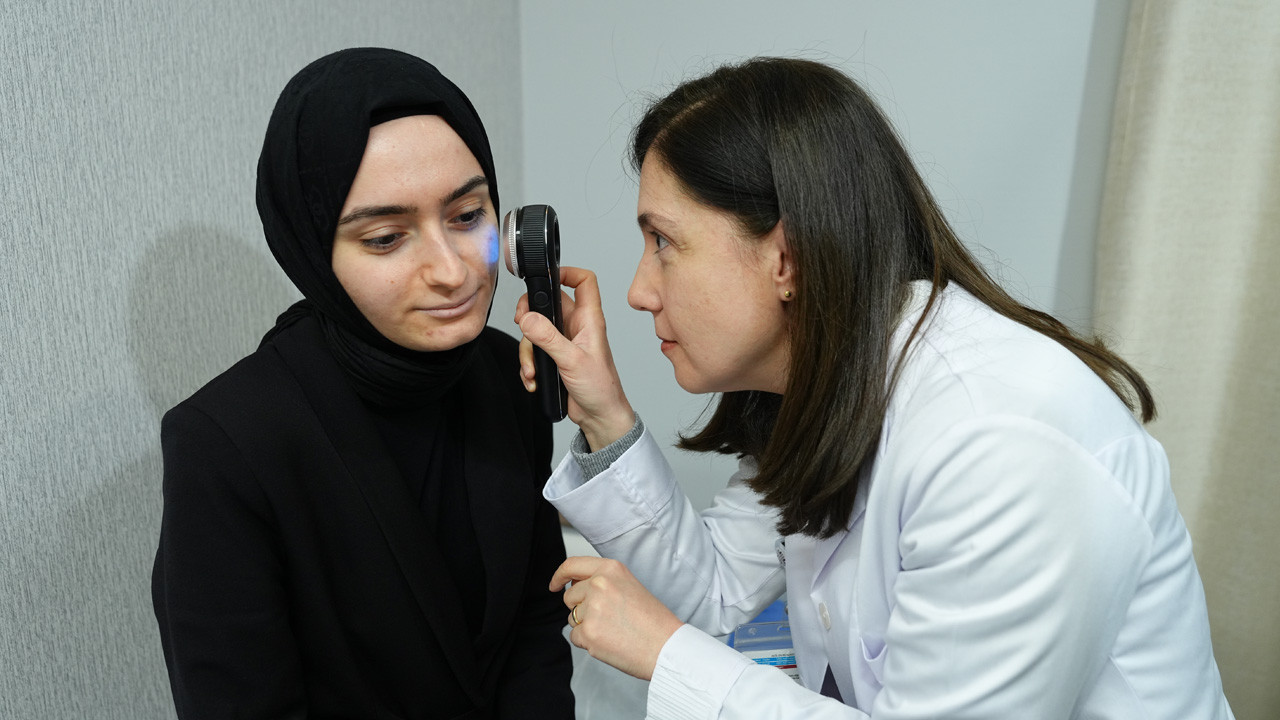 Yüzdeki kızarıklık ve yanma gül hastalığının ilk belirtisi