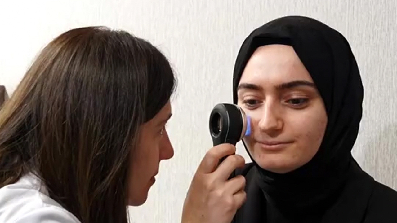 Yüzdeki kızarıklık ve yanma gül hastalığının ilk belirtisi