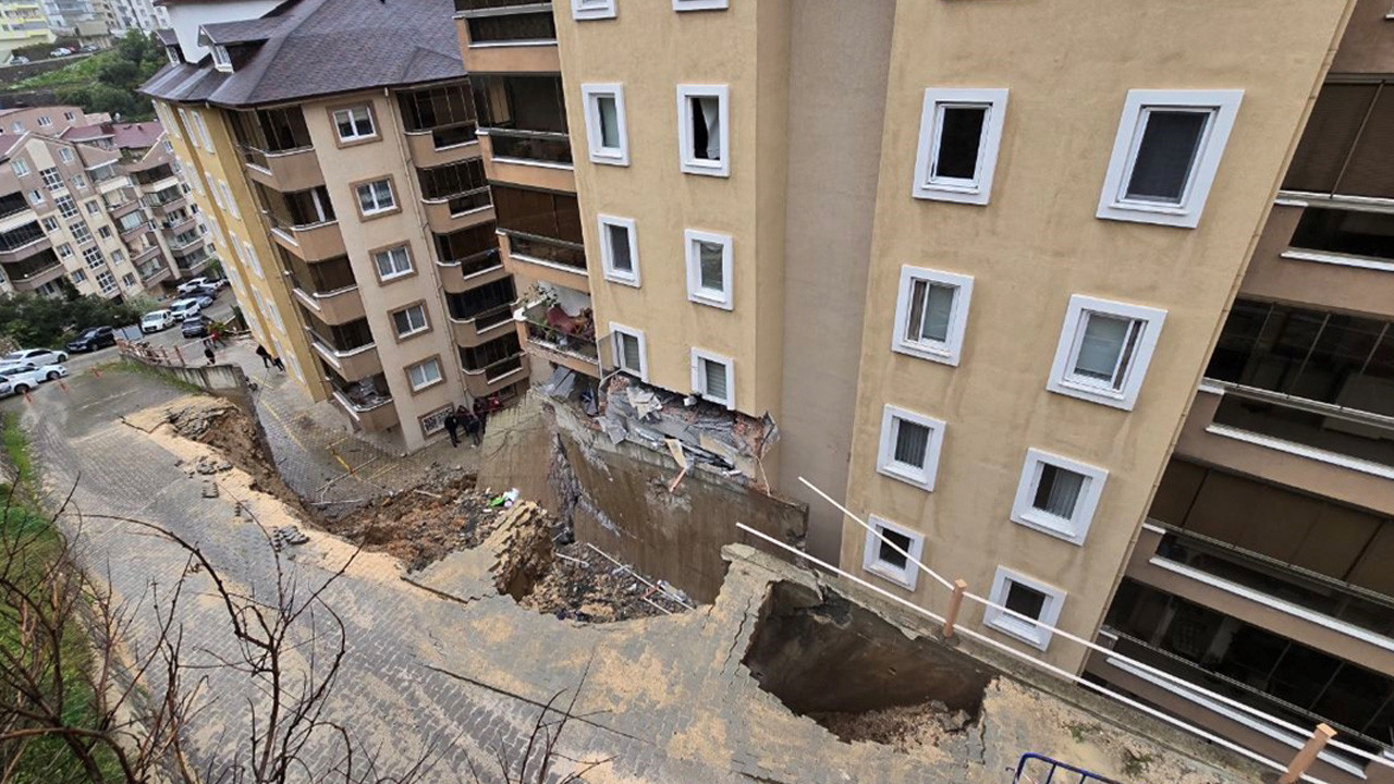 Bursa'da istinat duvarı çöktü! Araçlar hasar gördü