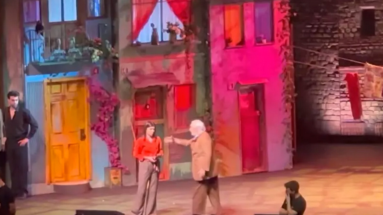 Gırgıriye Müzikali'nde kriz! Seyirci ile tartışan Müjdat Gezen hastaneye kaldırıldı