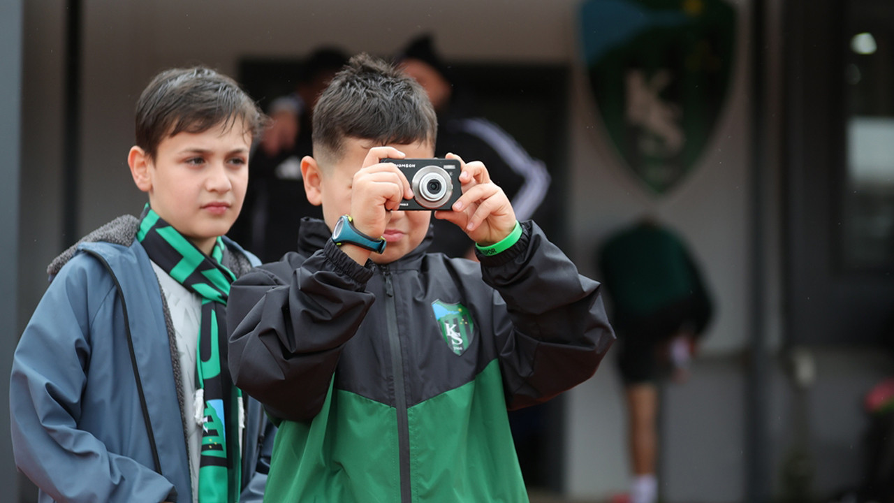 Serdar Dursun'dan golünü tuşlu cep telefonuyla kaydeden minik taraftara anlamlı hediye