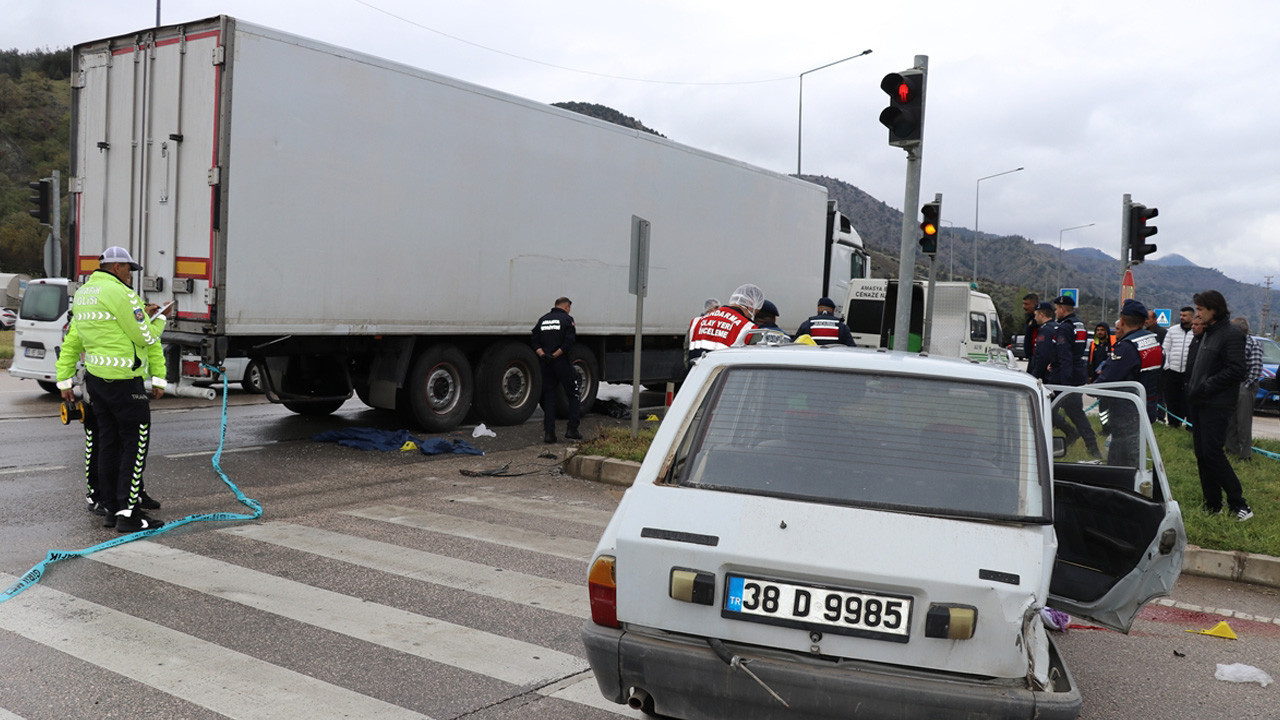 Amasya'da tır ile çarpışan otomobildeki 10 aylık bebek öldü, 4 kişi yaralandı