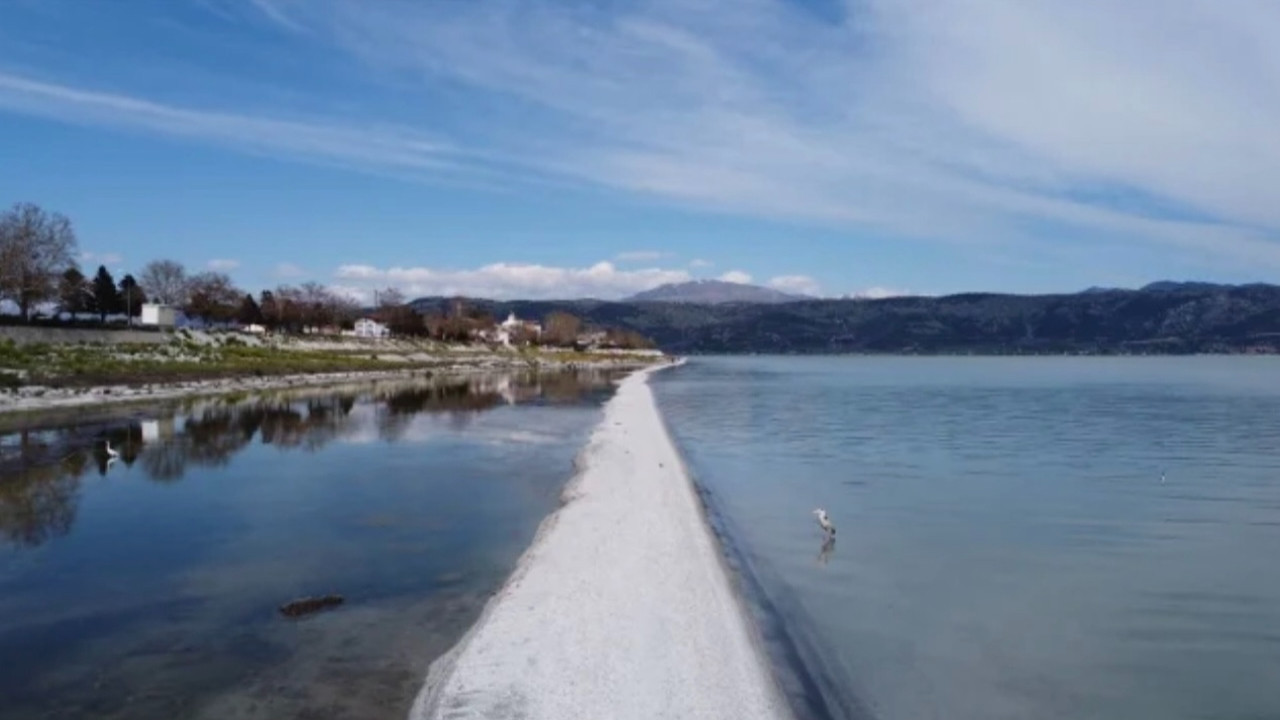 Eğirdir Gölü'nde doğal yürüyüş yolu oluştu! Turistler akın ediyor...