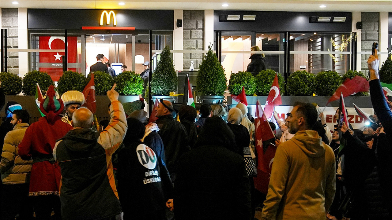 Üsküdar'da mahalle sakinlerinin McDonald's protestosu sürüyor