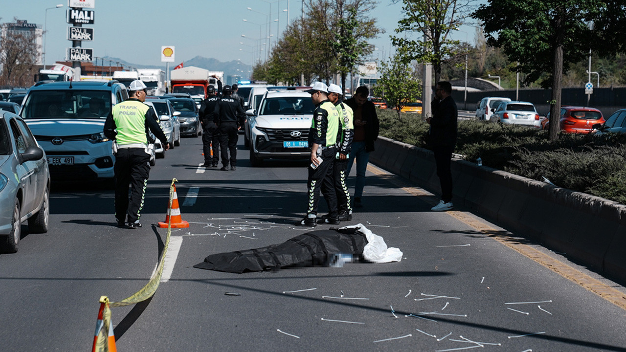 Ankara'da feci ölüm! Afiş asarken üst geçitten düşen kişiyi otomobil ezdi