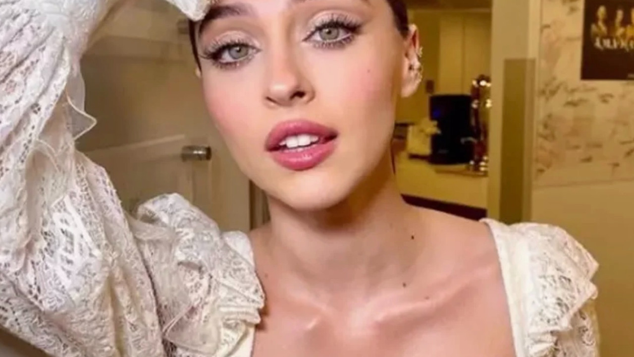 Cemre Baysel'in şıklığı olay! Çiçek desenlerine beğeni yağdı