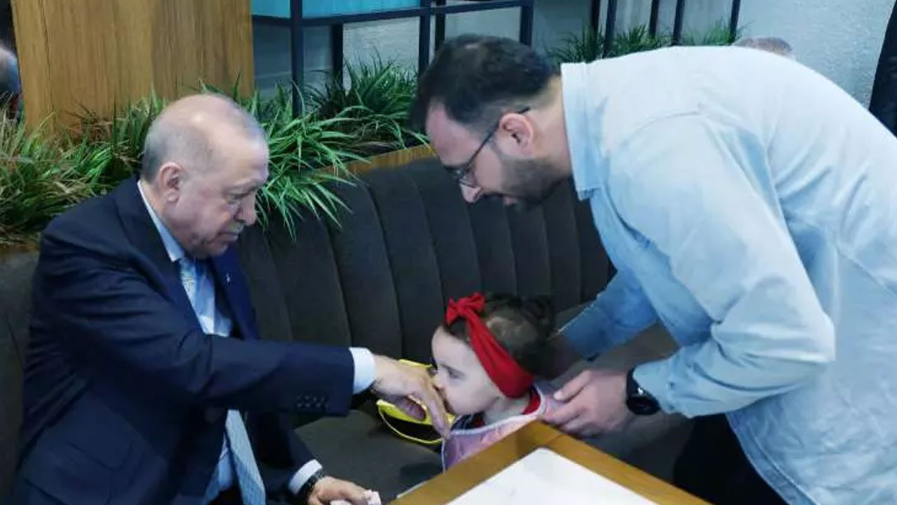 Cumhurbaşkanı Erdoğan, Beyoğlu'nda bir kafede vatandaşlarla sohbet etti