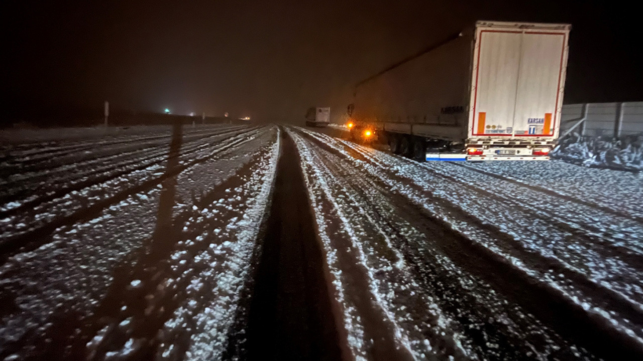Kar yağışı ve tipi nedeniyle araçlar yollarda kaldı