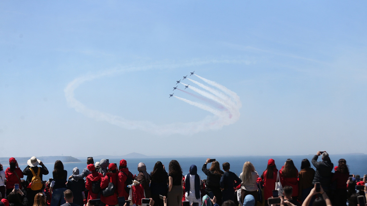 Türk Yıldızları, Çanakkale Şehitler Abidesi üzerinde gösteri uçuşu yaptı