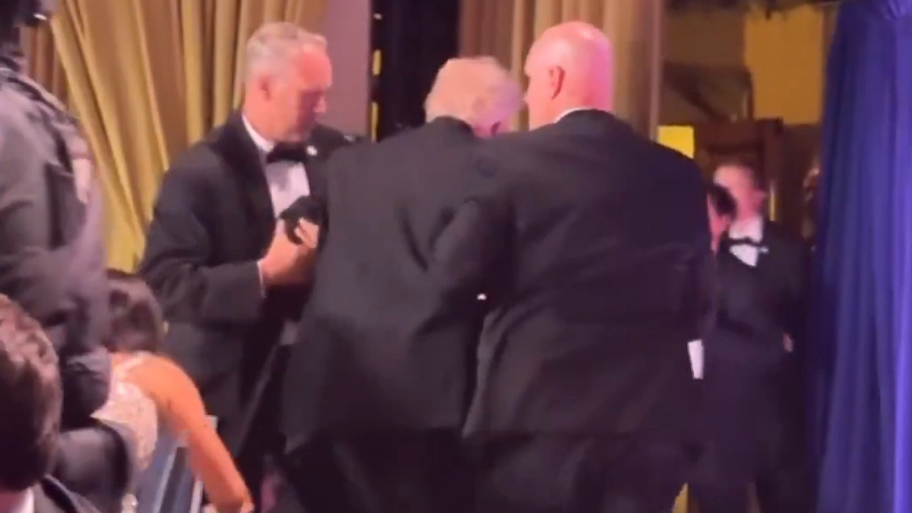 Trump'ın katıldığı yemekte silahlı saldırı Trump'ı apar topar salondan çıkardılar