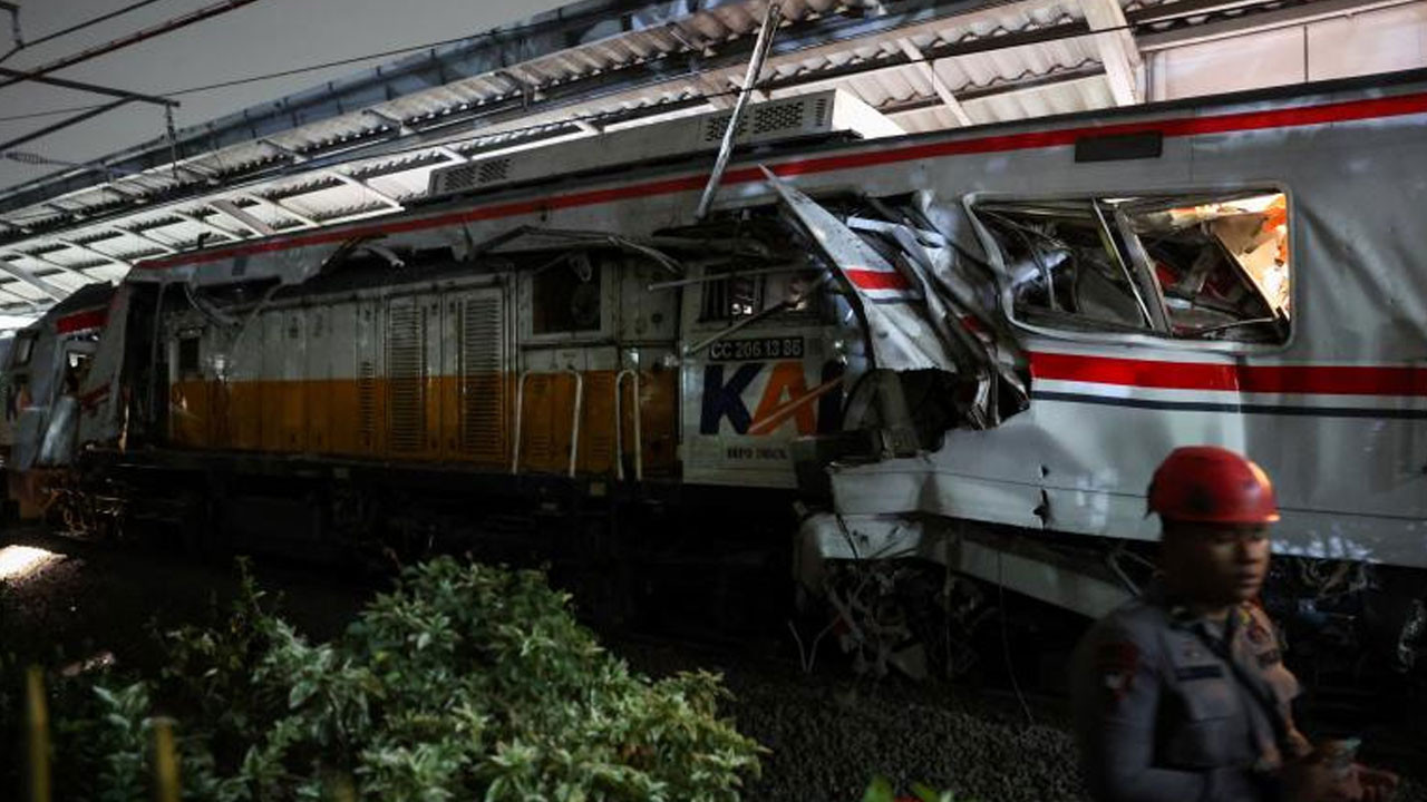 Endonezya'da tren kazasında 4 kişi öldü, 38 kişi yaralandı