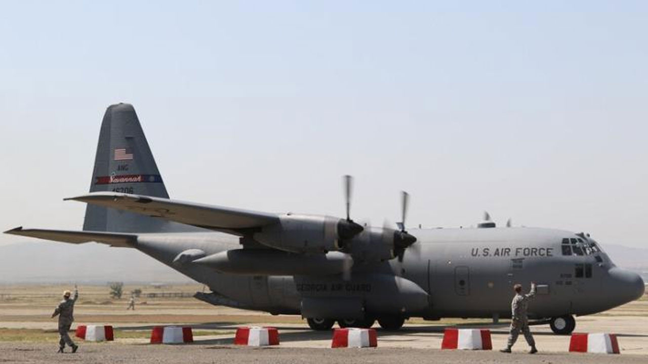 Katar’da, ABD’ye ait El-Udeyd Üssü’ne askeri sevkiyat uçaklarının indiği görüldü