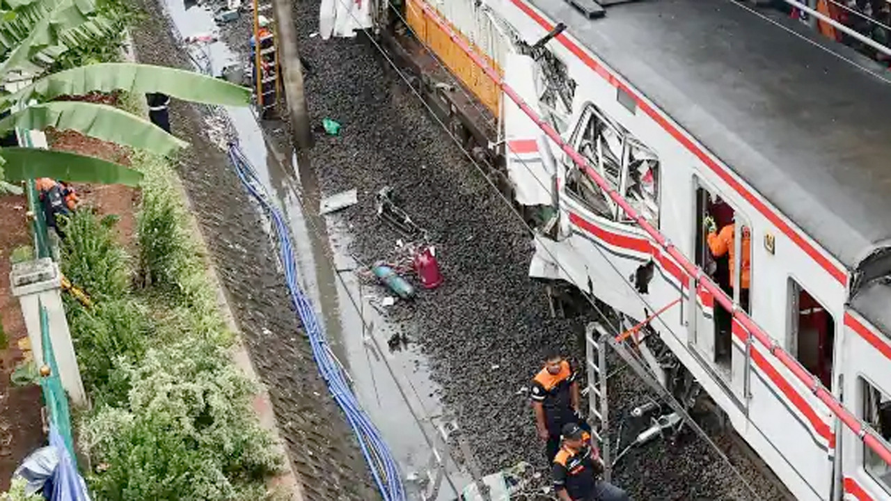 Endonezya'da tren kazası felaketi ölü sayısı arttı