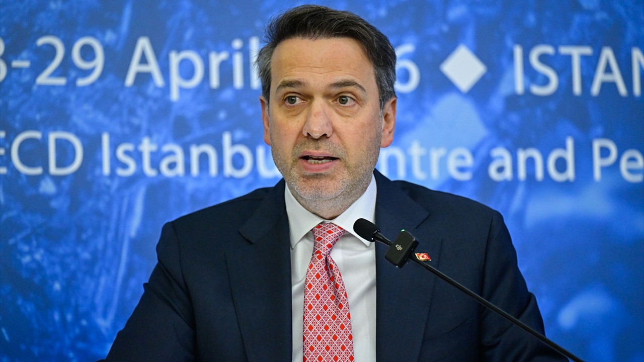 Alparslan Bayraktar'dan Özgür Özel'e: Bu konuda hiçbir şey bilmiyorsunuz