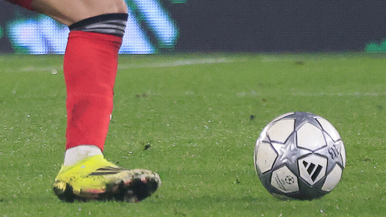 Bu hareketi yapan yandı! Kırmızı kart görecek