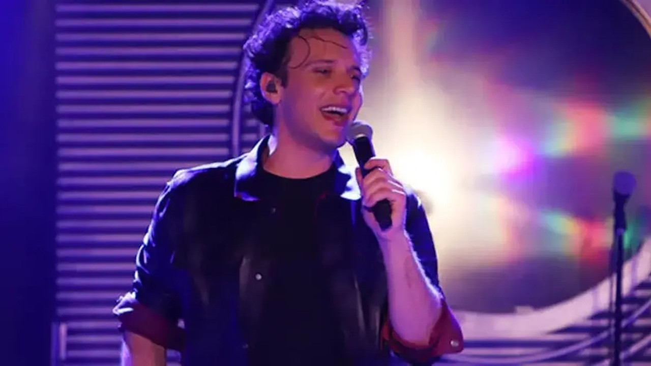 Şarkıcı Edis'ten muhteşem tarz! Saçları yıkılıyor...