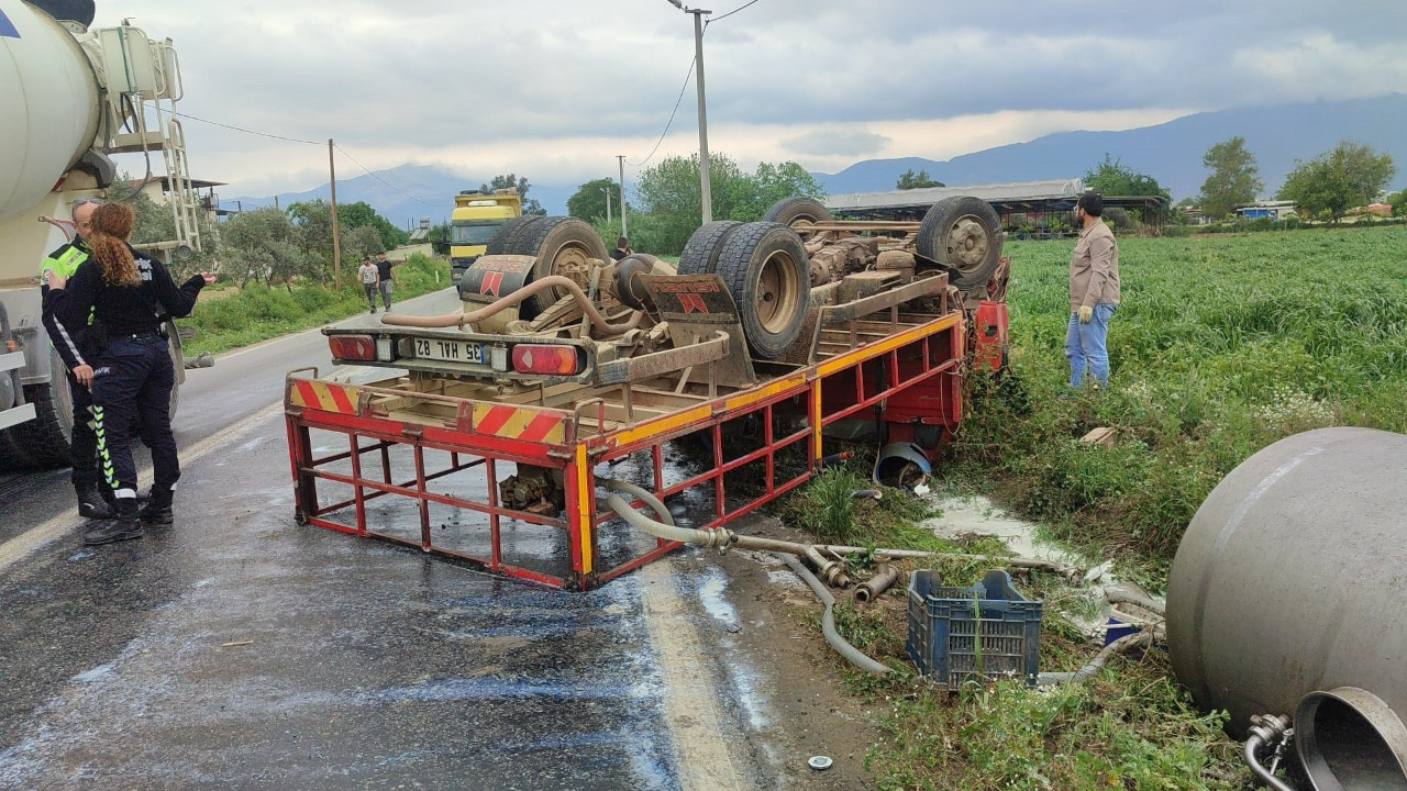 İzmir'de süt kamyonu ile otomobilin çarpıştığı kazada 5 kişi yaralandı