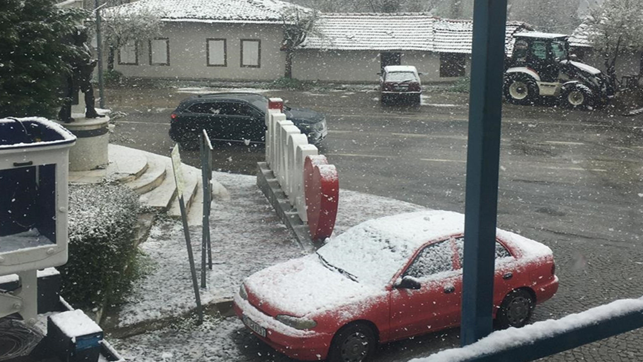 İzmir'de kar sürprizi! Her yer bembeyaz oldu