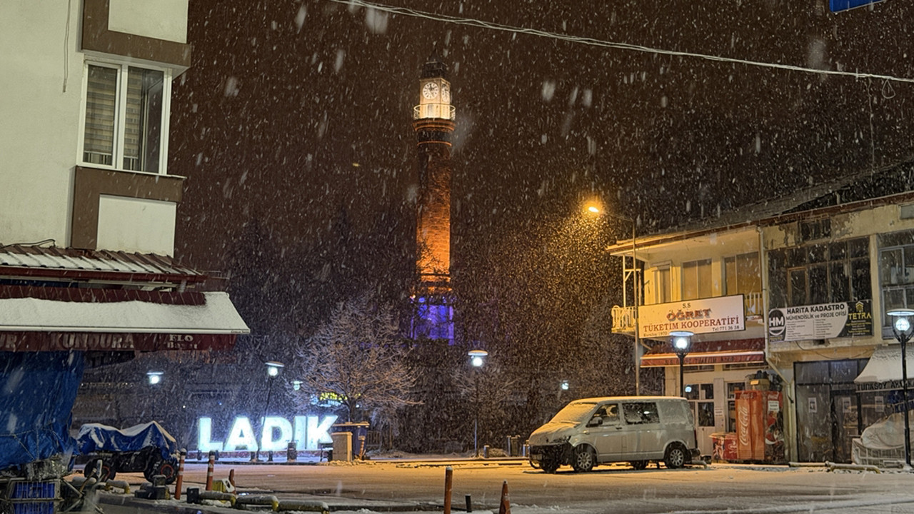 Gece yarısı lapa lapa kar yağdı! Mayıs ayında inanılmaz görüntü