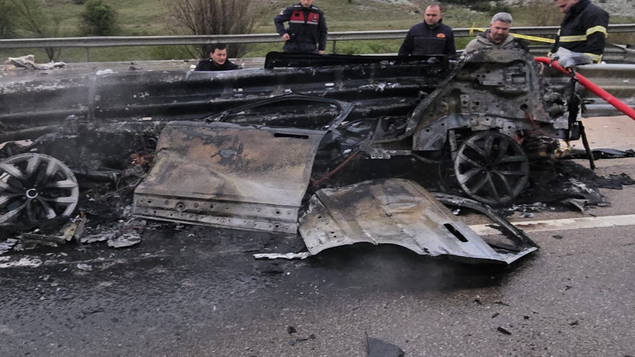 Bariyerlere çarpıp yandı! Feci kazada sürücü hayatını kaybetti