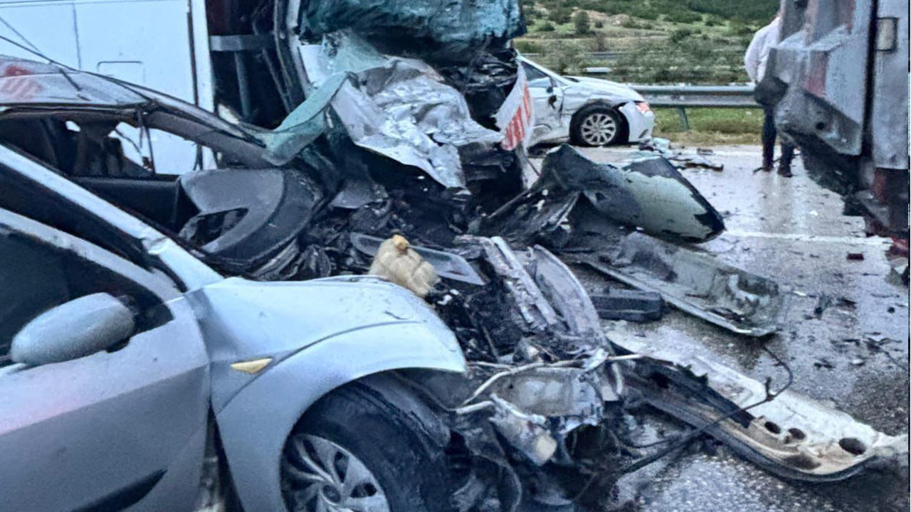 TAG Otoyolu'ndaki zincirleme kaza! Görüntüler feci, yaralılar var