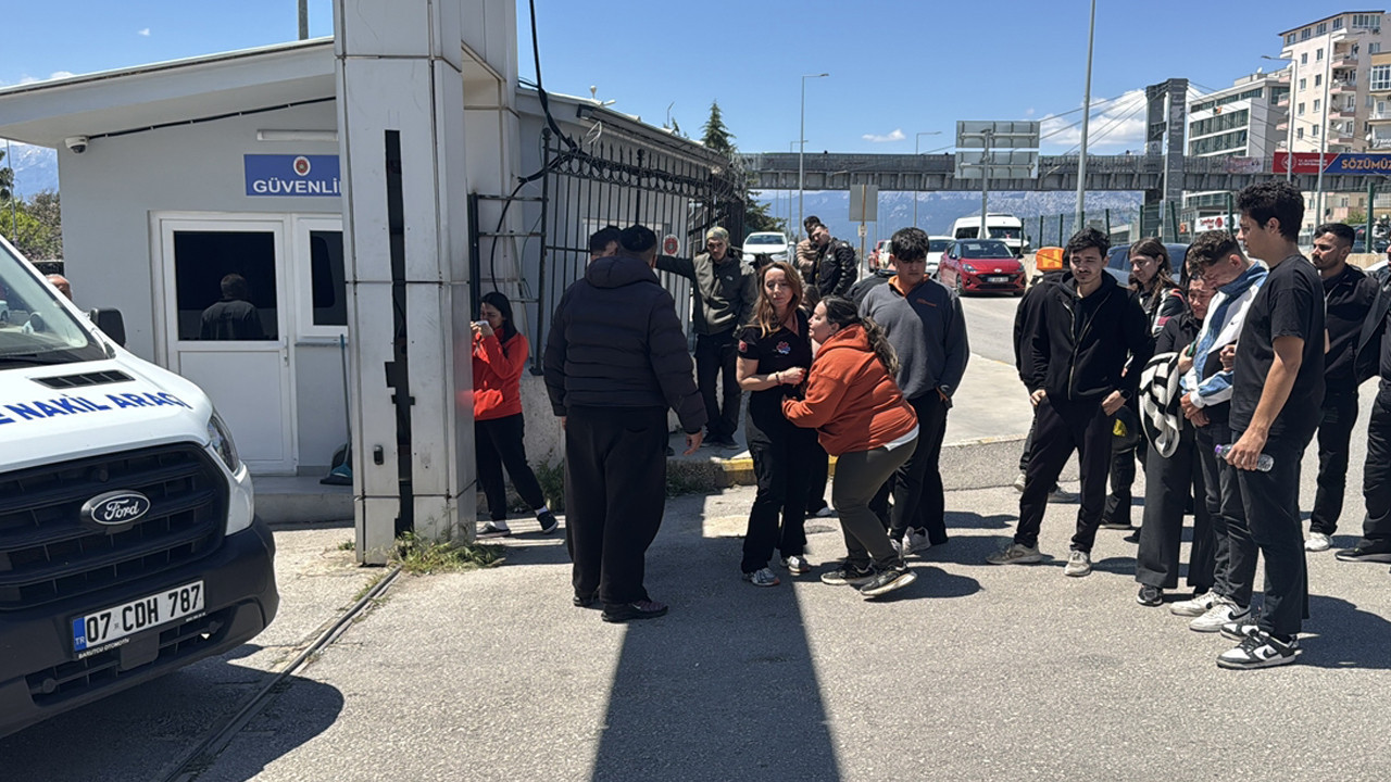 Otomobille çarpışan motosikletteki kurye öldü