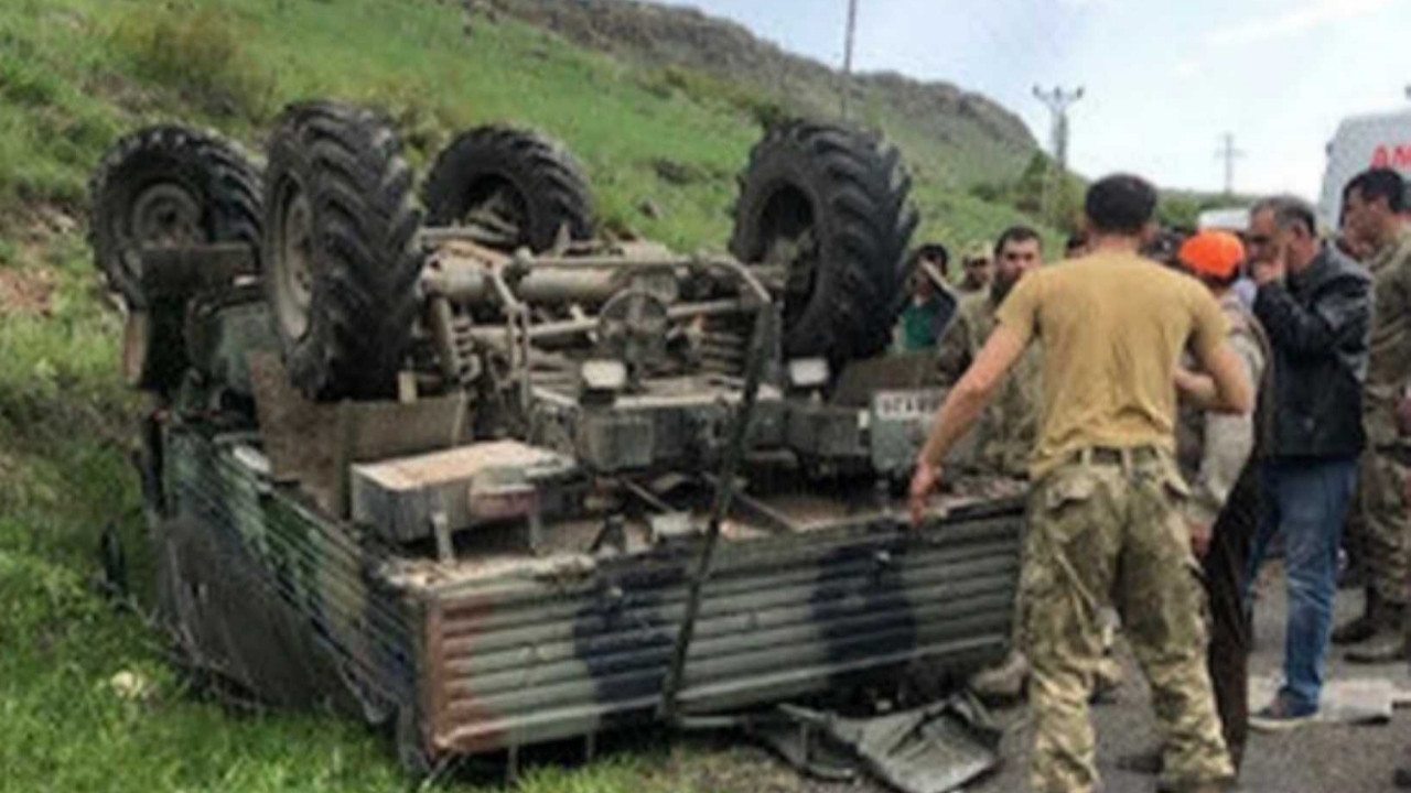 Ardahan’da askeri araç devrildi: 2 yaralı
