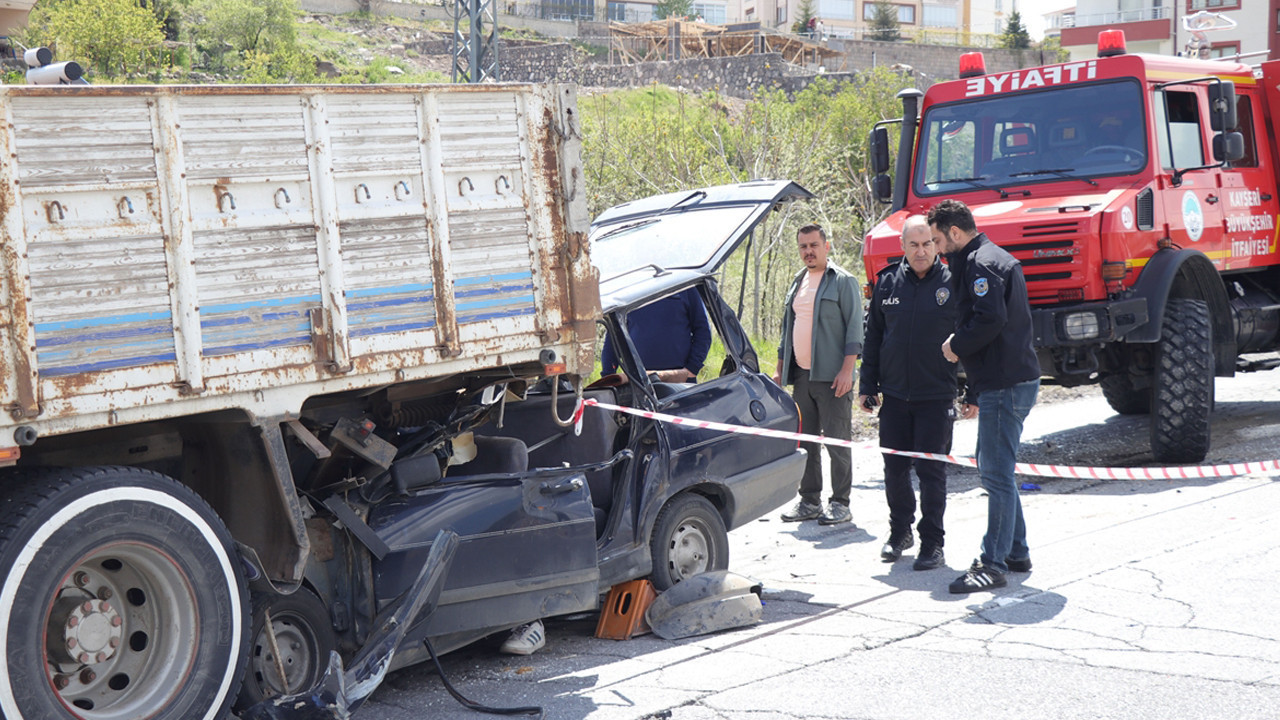 Kamyonla çarpışan otomobilin haline bakın! Anne öldü, sürücü ağır yaralı
