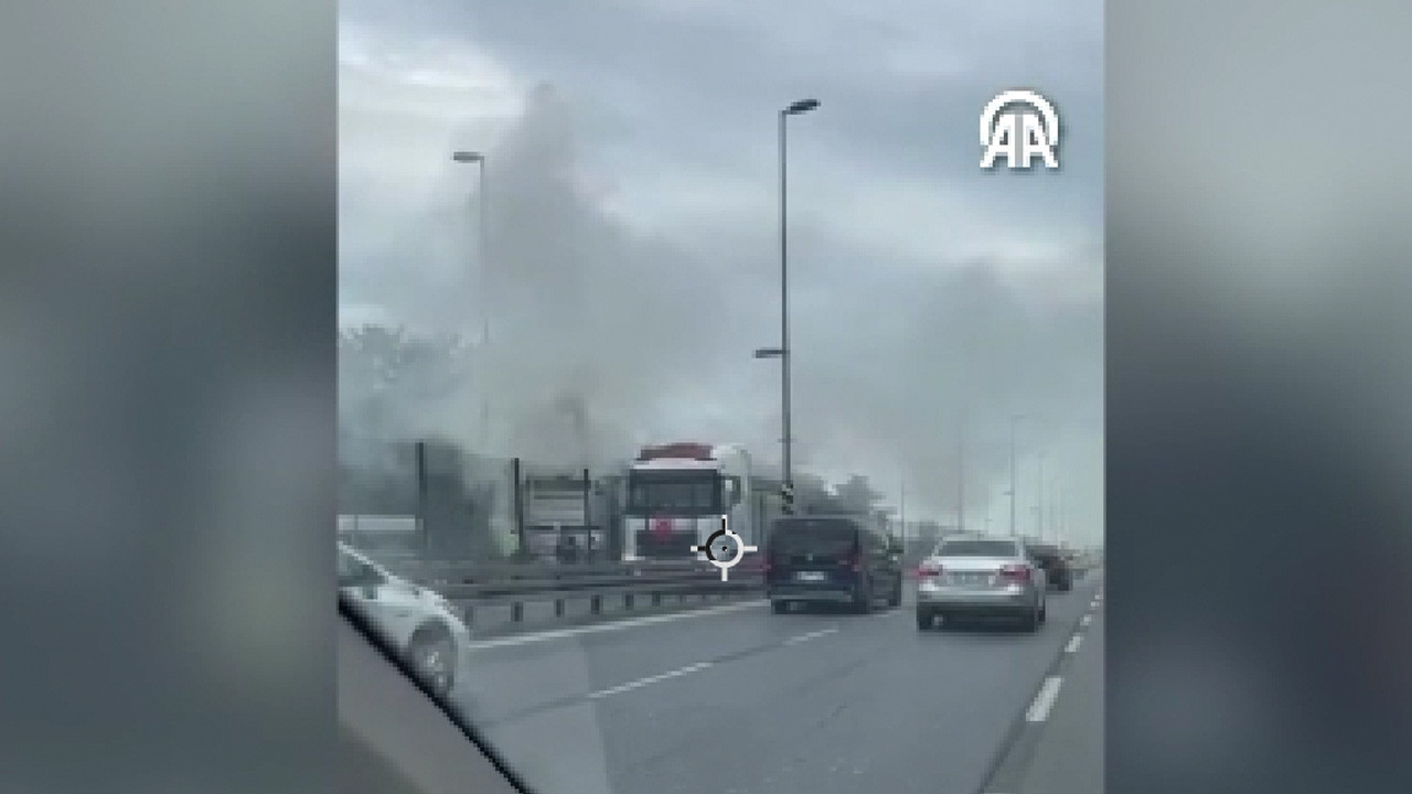 İstanbul'da metrobüste yangın paniği! Yolcular tahliye edildi