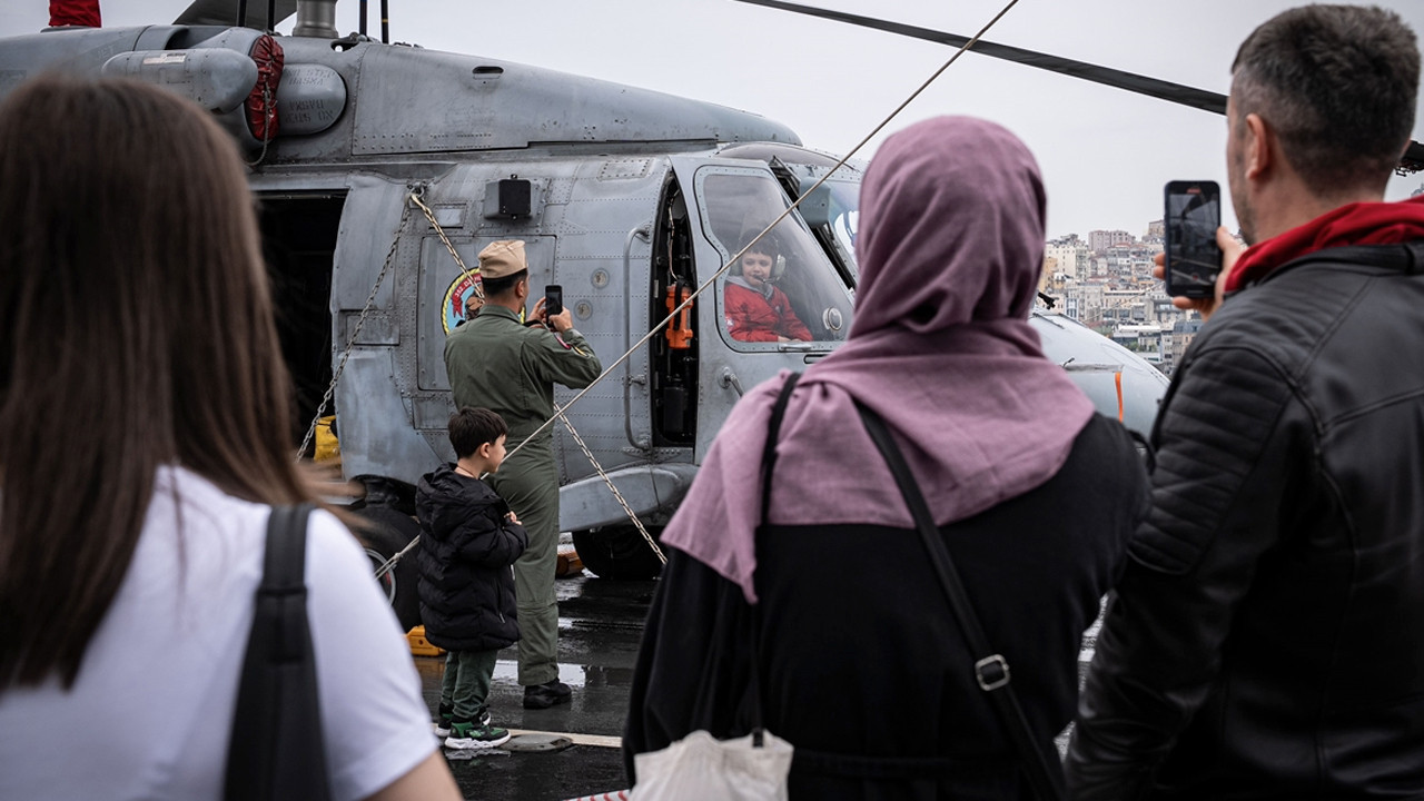 SAHA 2026 kapsamında ziyarete açılan TCG Anadolu'ya vatandaşlardan yoğun ilgi