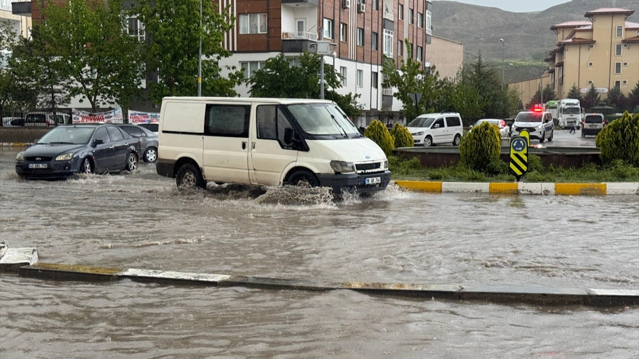 Çankırı'da sağanak! Vatandaşlar zor anlar yaşadı...