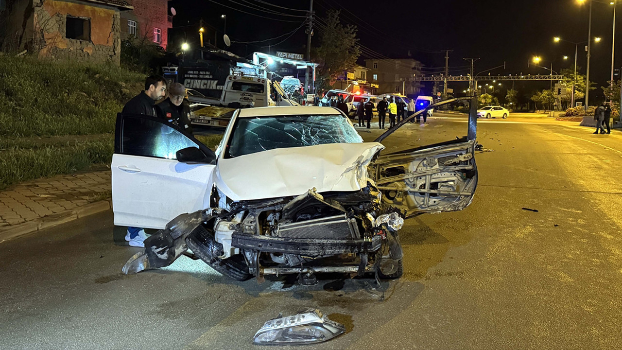 Kırıkkale'de otomobil park halindeki çekiciye çarptı: 1 ölü 1 yaralı