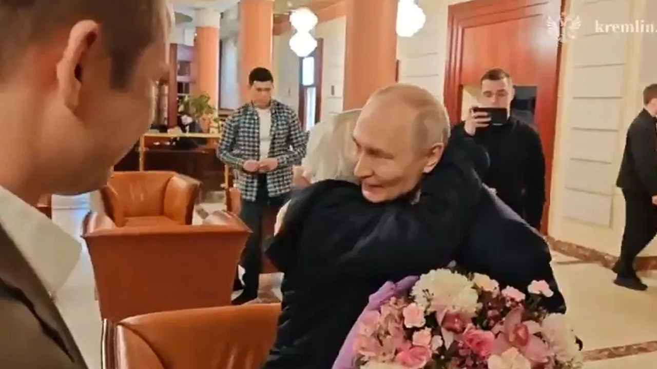 Putin'den çok konuşulan jest! Yıllar sonra yeniden ağırladı, çiçeklerle karşıladı