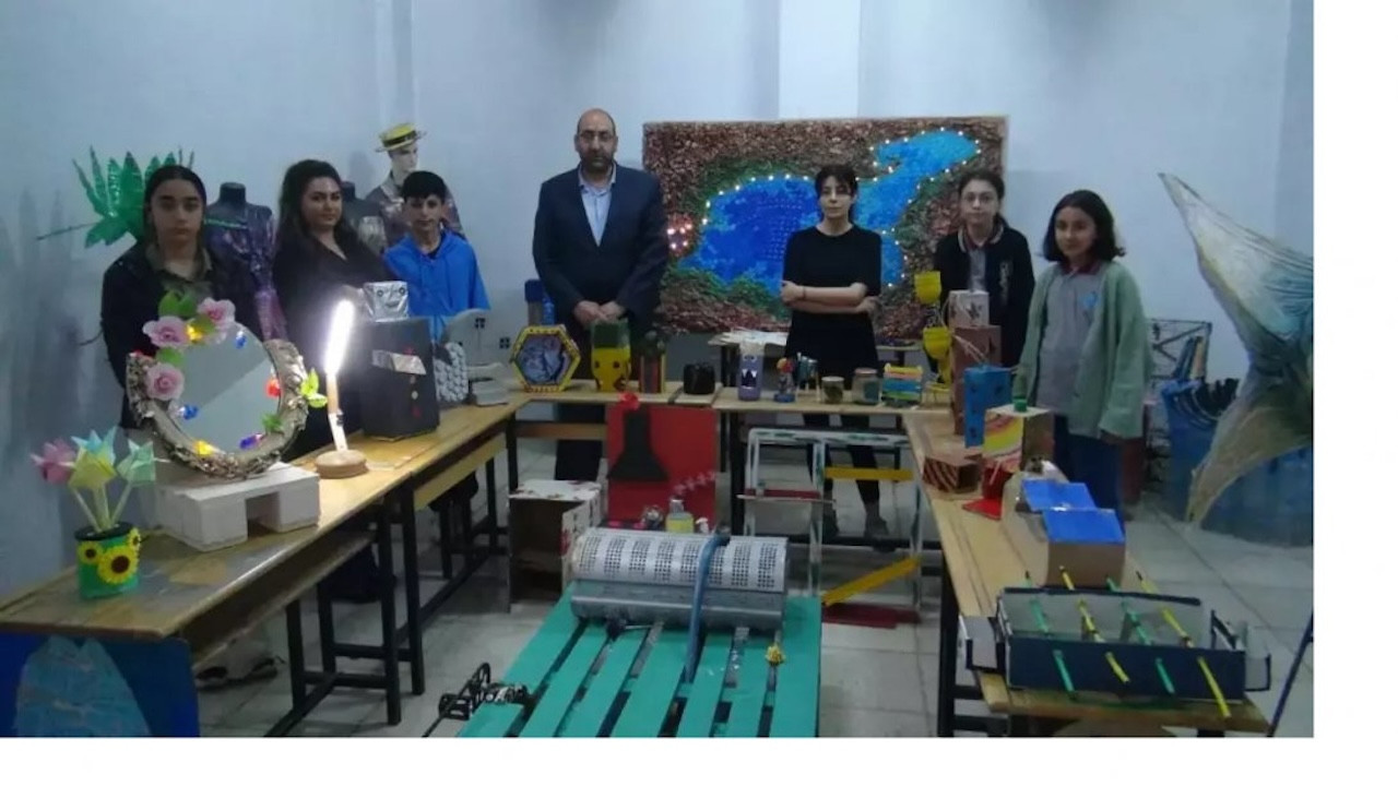 Bitlis'te öğrencilerden güzel dönüşüm! Atık plastikleri parke taşına dönüştürdüler