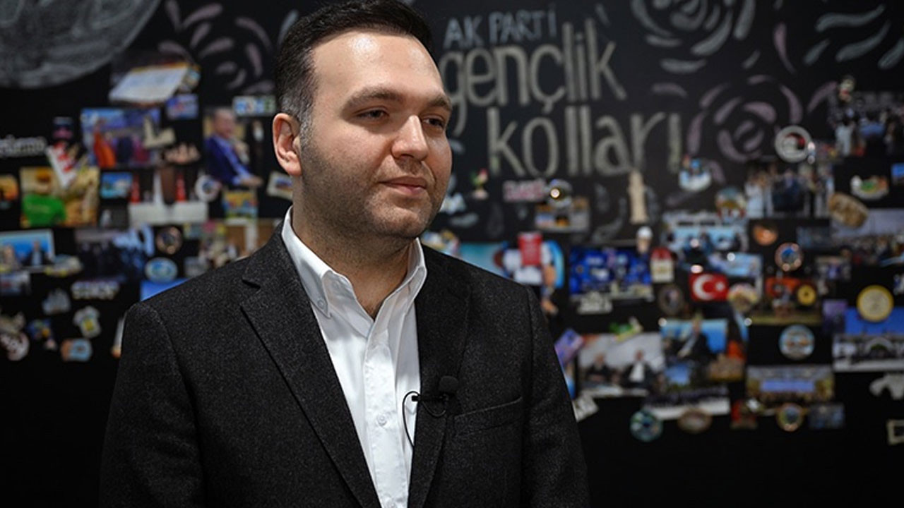 AK Parti Gençlik Kolları Başkanı İbiş'ten Özgür Özel'e sert yanıt: “Gençleri aşağılıyor”